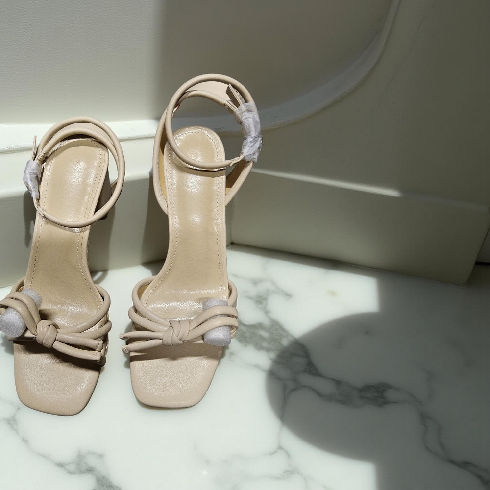 1NWOT  Vetaste Cream Colored Strappy heeled Sandals size 7.5